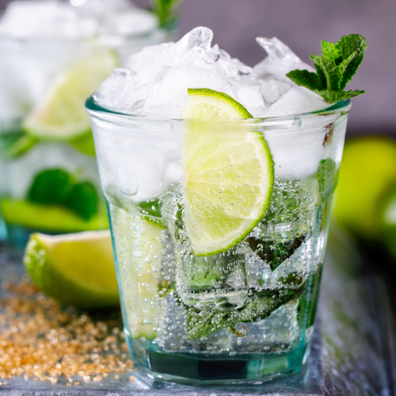 Mojito in einem kleinen Glas mit Limettenscheiben