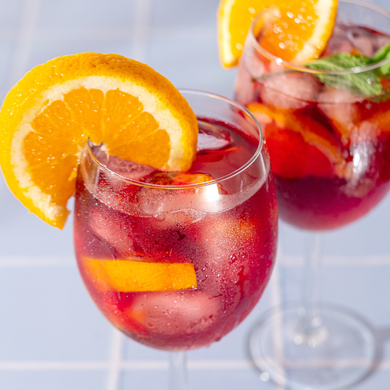 Sangria Getränk mit Orangenscheiben und Minze.