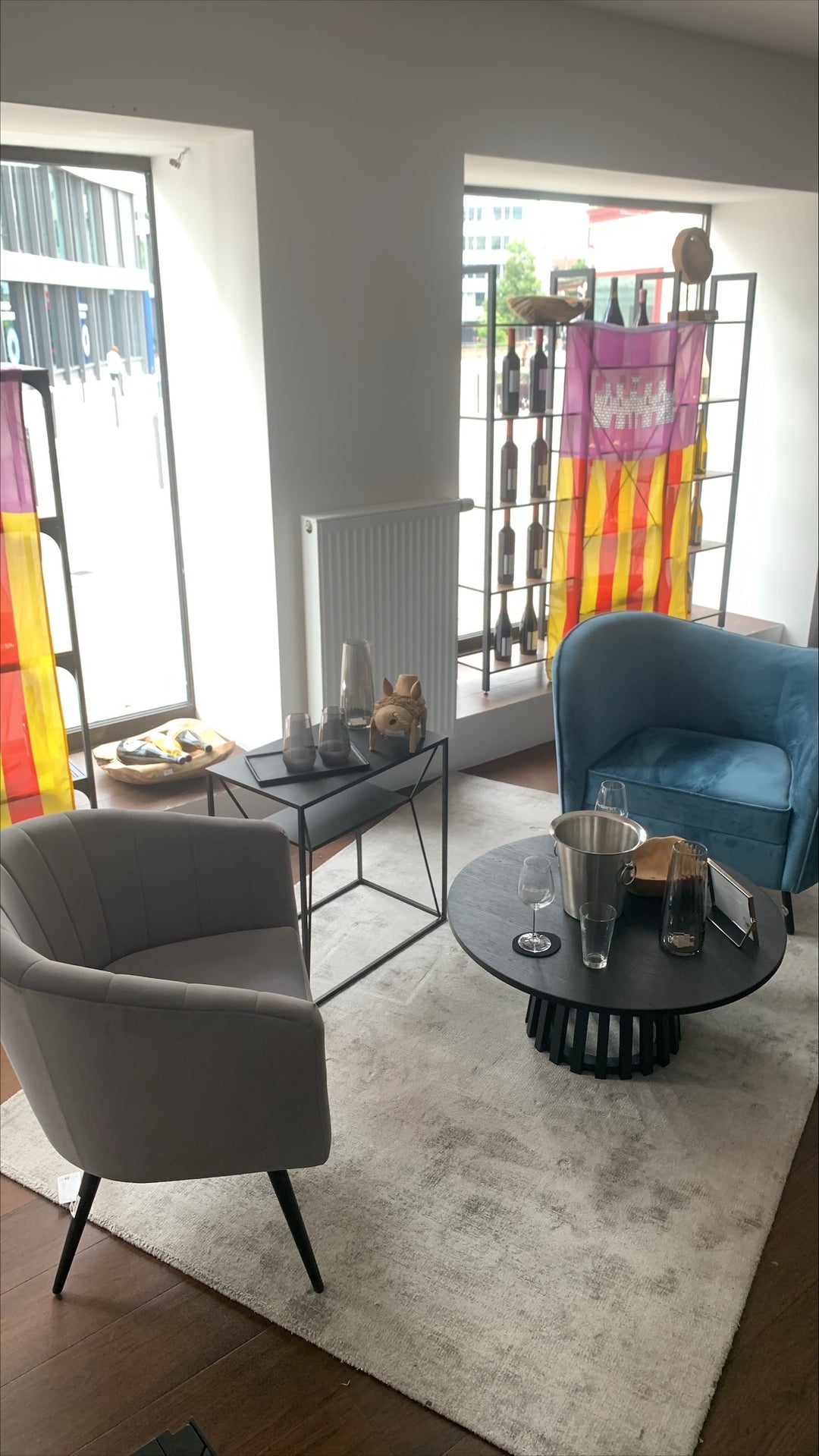 Abverkauf: Lounge Ecke mit gemütlichen Sesseln und Couchtisch