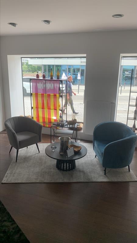 Abverkauf: Lounge Ecke mit gemütlichen Sesseln und Couchtisch
