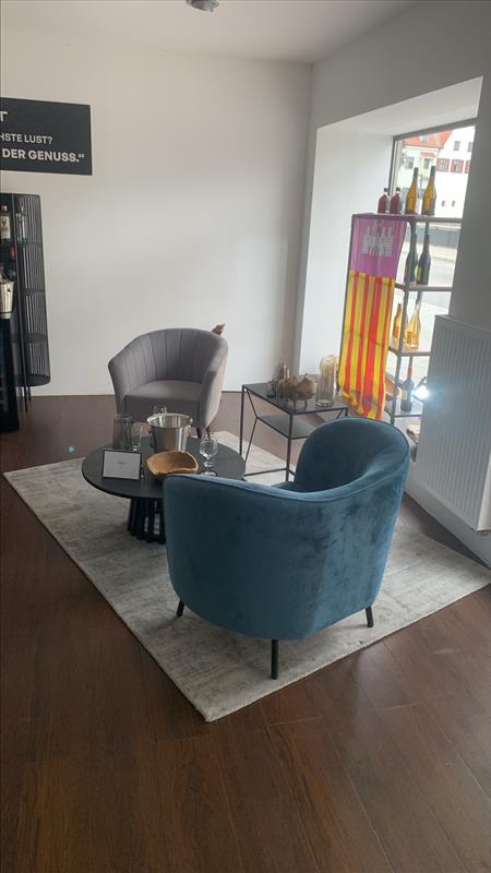 Abverkauf: Lounge Ecke mit gemütlichen Sesseln und Couchtisch
