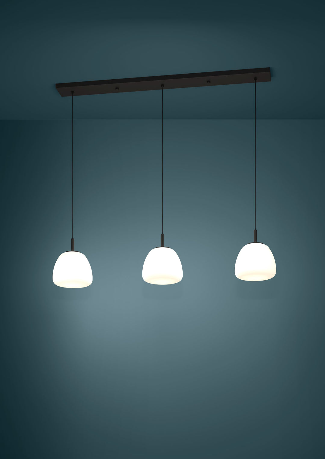 Hängeleuchte Balmes schwarz Glas opal-matt weiss 3X40W L:123 H:150 cm in