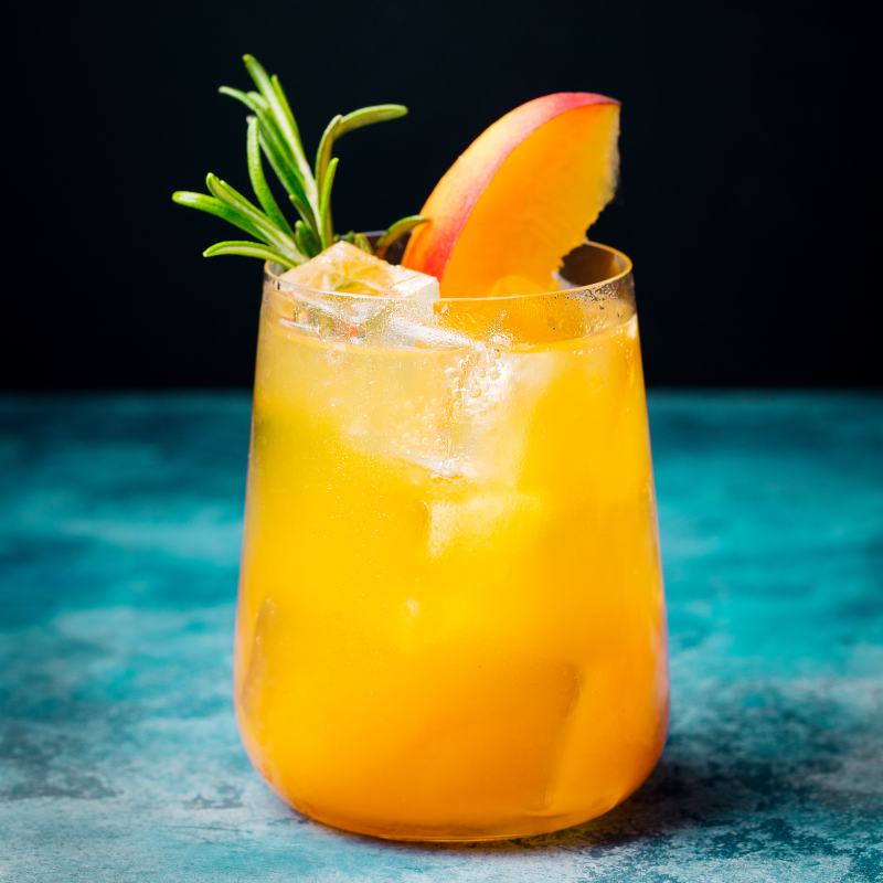 Getränk mit Gin und Pfirsich