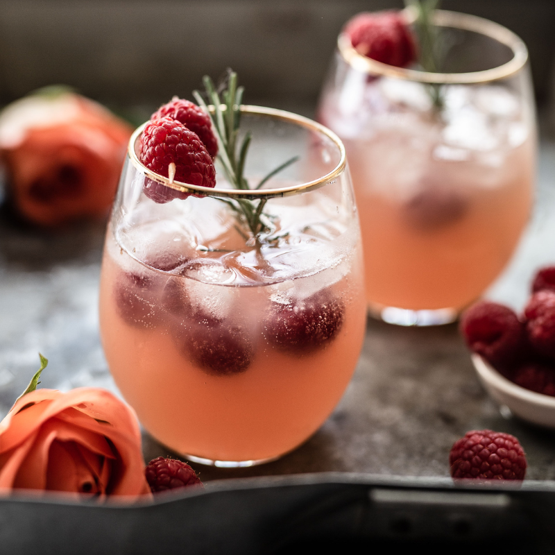 Rosé Berry Drink in Bauchgläsern
